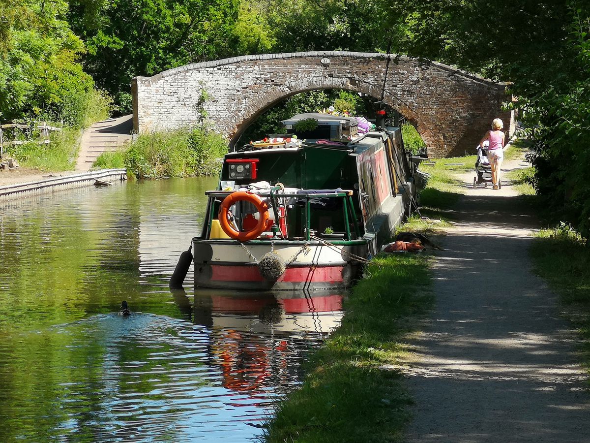 Photo Explorez le monde depuis les voies navigables : la location de péniche, une expérience unique à découvrir