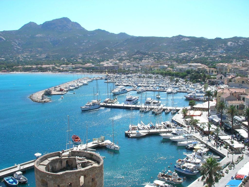 Photo   Les moyens de transports en commun pour visiter la ville de Calvi