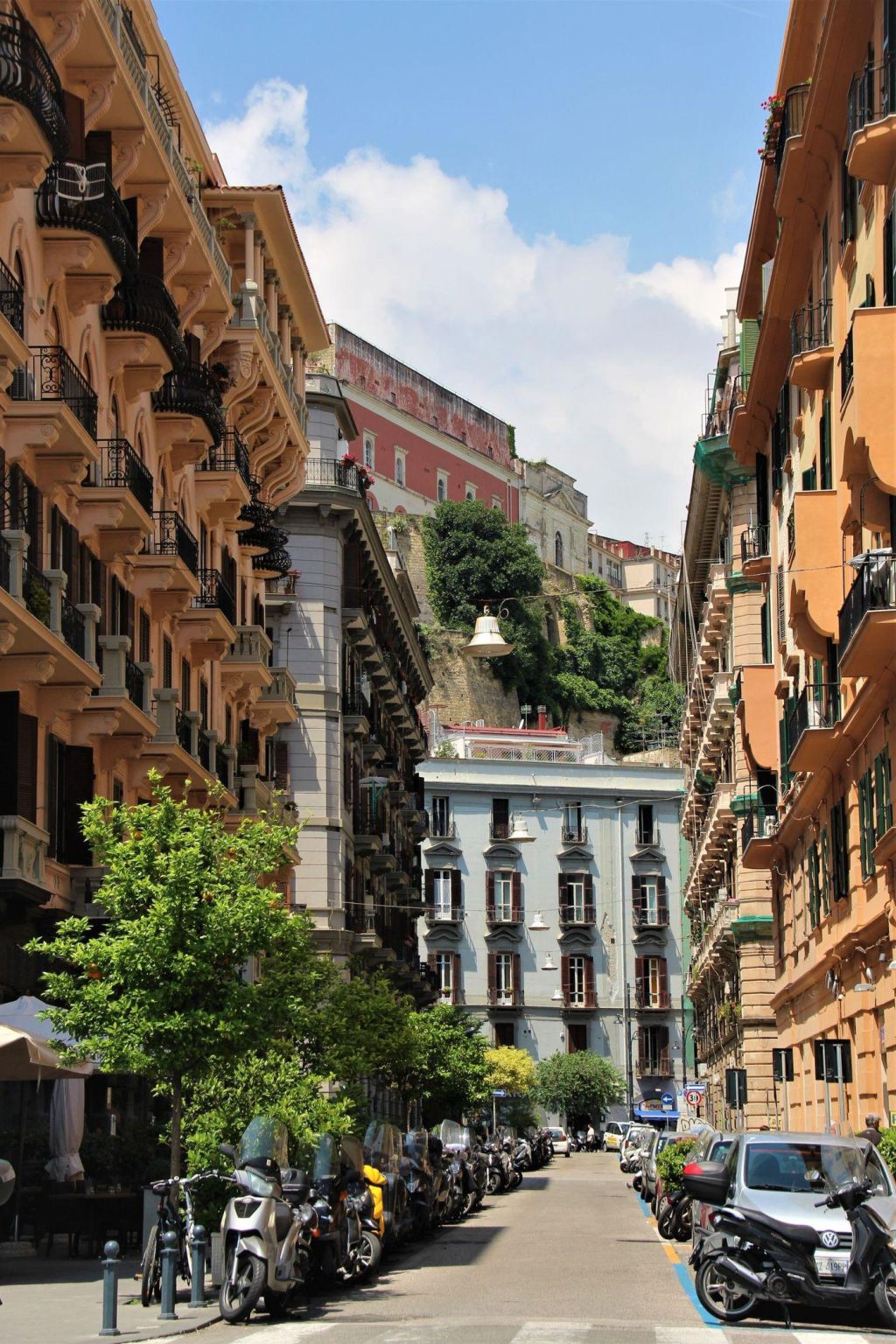 Photo Naples : louer une voiture de tourisme. Dénichez les promos du web!