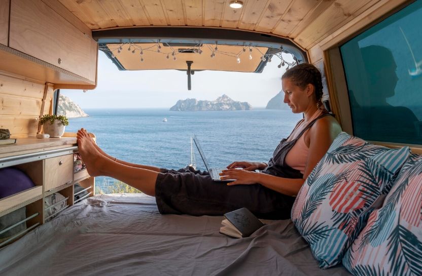 Photo Vacances en toute liberté : choisir un van aménagé pour partir cet été