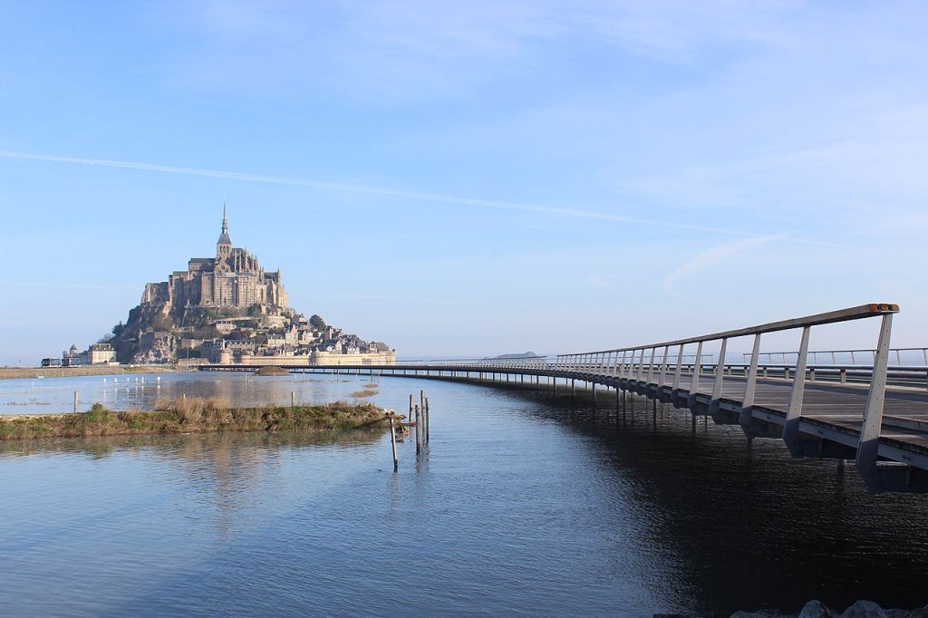 Le Mont SaintMichel et la nouvelle Jetée à marée haute