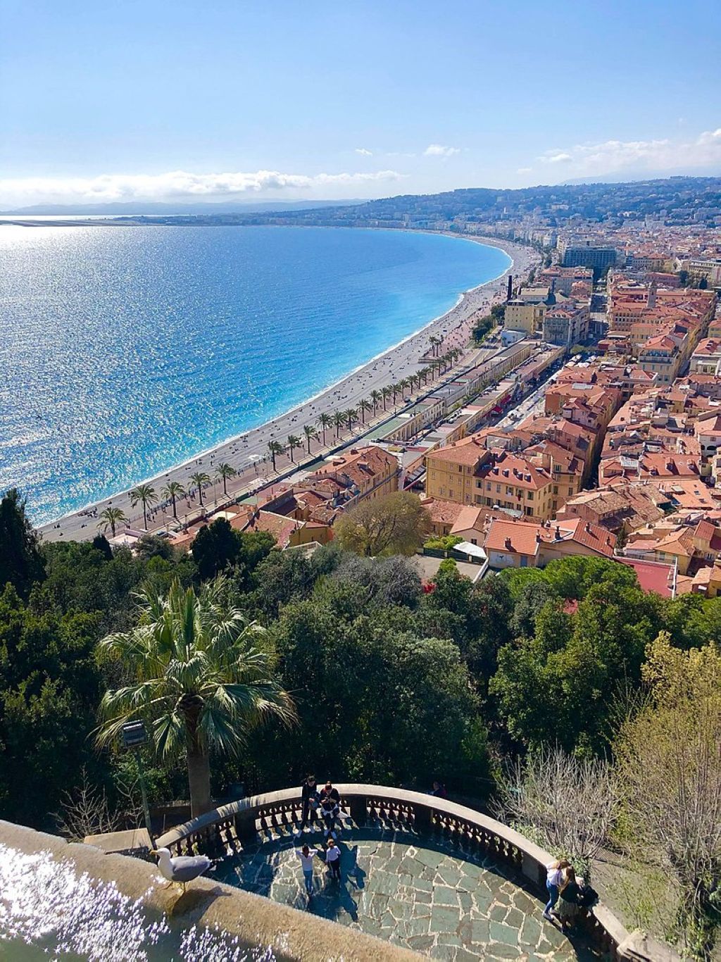 Les plages de Nice et la baie des Anges vues depuis la colline du Château