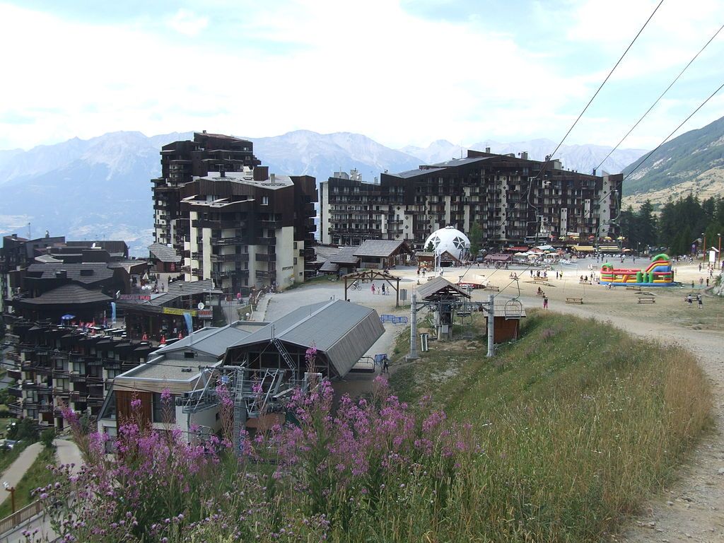 Vue de Centre Station Les Orres 1650 aux Orres HautesAlpes  France
