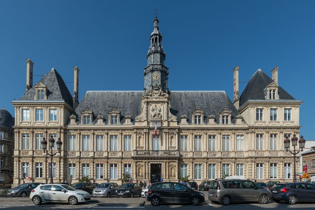 LHôtel de ville de Reims vu du sudest