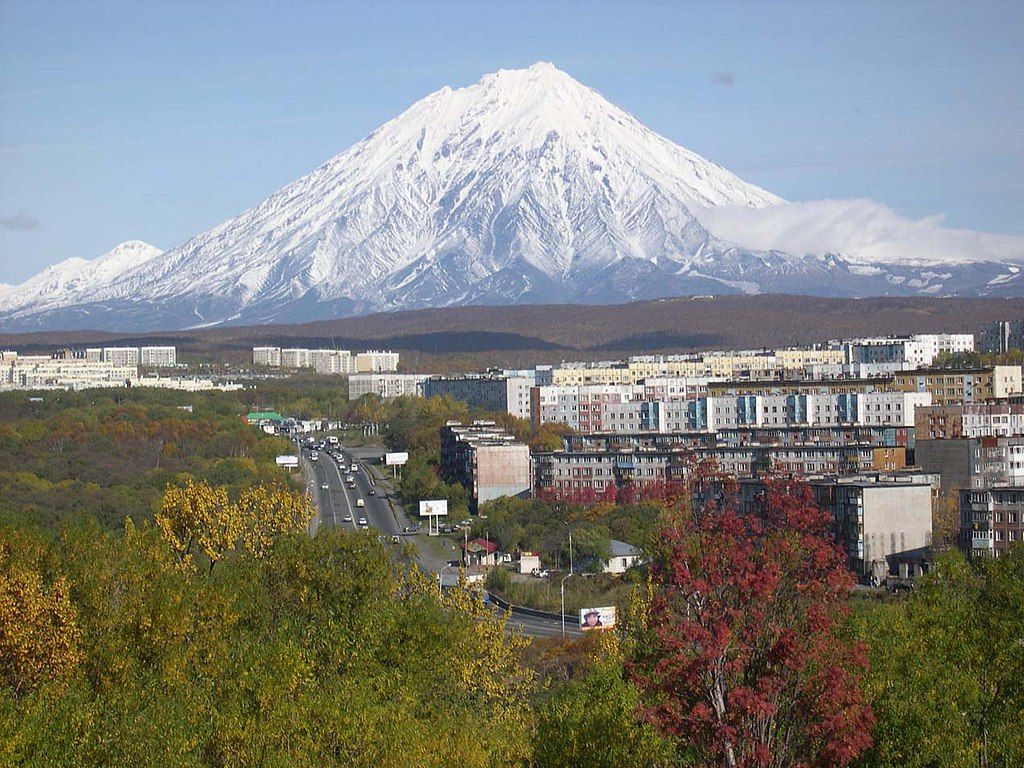 La ville de PetropavlovskKamtchatski et le volcan Koriakski en arrièreplan