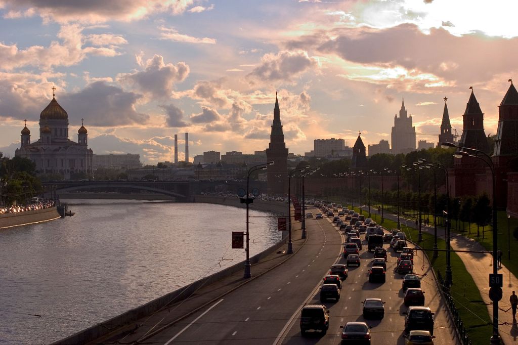 Panorama du quai du Kremlin avec la silhouette de la cathédrale du ChristSauveur de Moscou 