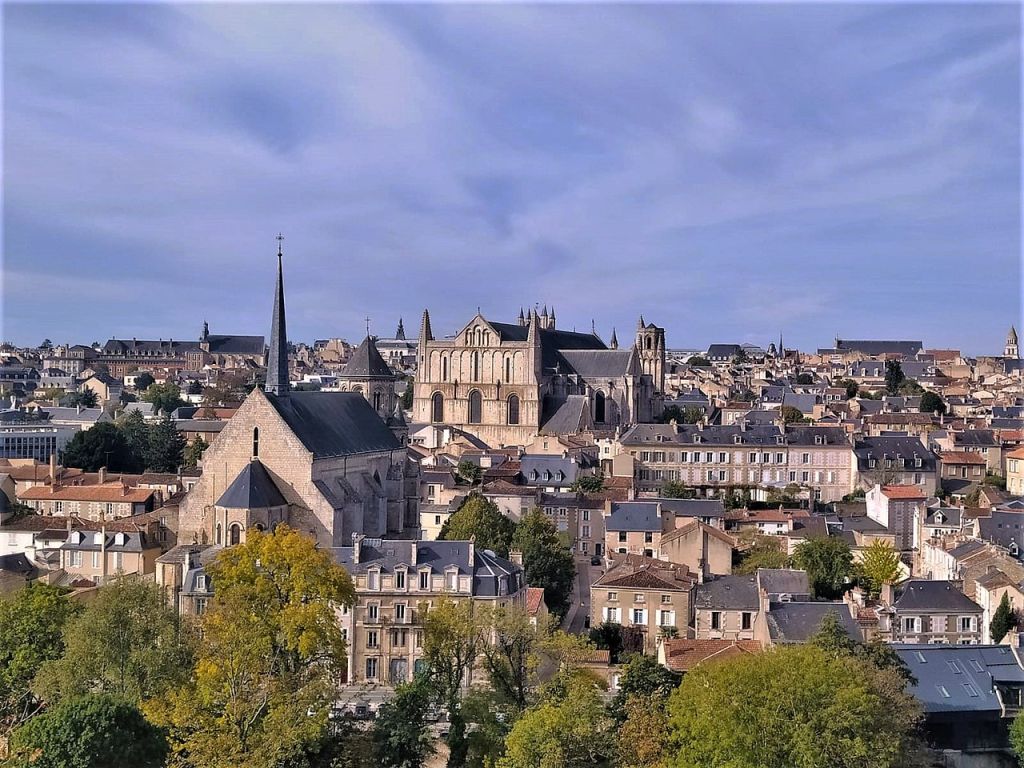 Vue du centre historique de Poitiers prise depuis le quartier des Dunes  église SainteRadegonde cathédrale SaintPierre palais de Justice