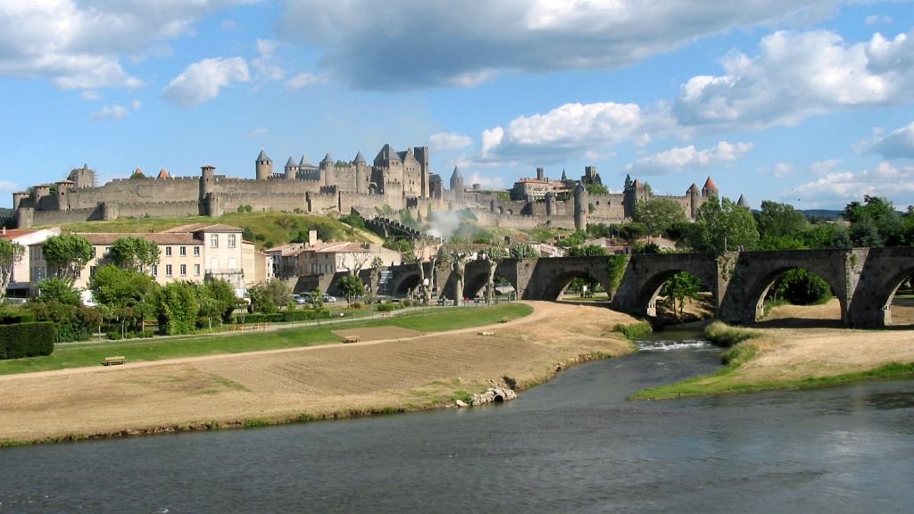 Carcassonne Aude  France l Aude le vieux pont et la cité médievale