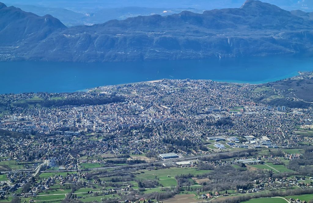 Vue sur la ville dAixlesBains Savoie depuis le belvédère du mont Revard