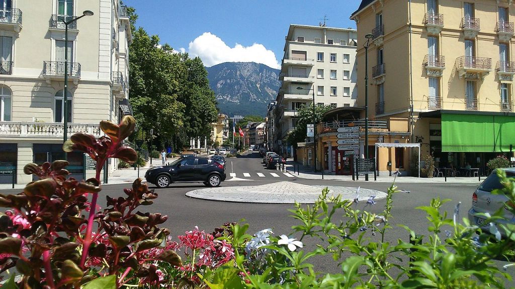 Vue sur le mont Revard depuis le centre dAixlesBains