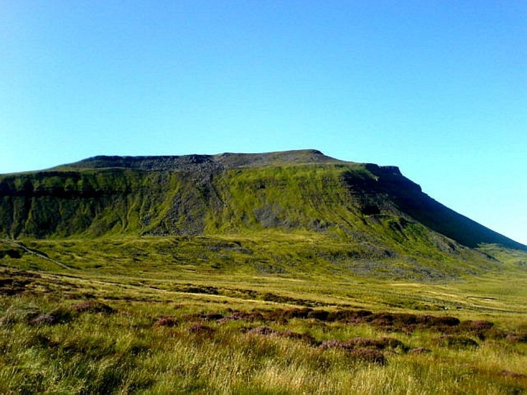 Vue dIngleborough depuis la tourbière en contrebas