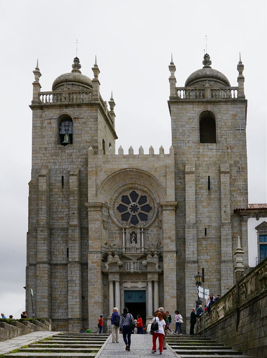 La cathédrale de Porto une église forteresse du xiie siècle située dans le centre historique