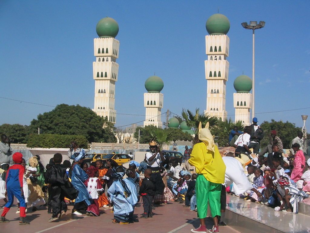 École célébrant Mardi gras à Dakar  à larrièreplan la mosquée Seydou Nourou Tall