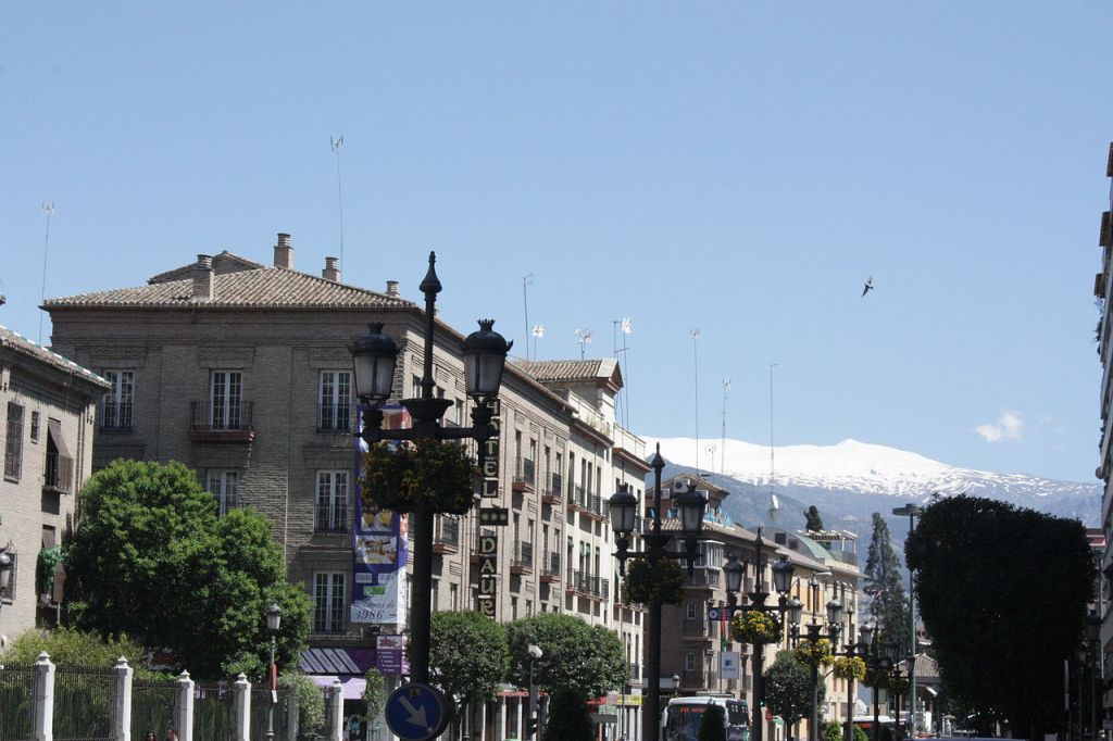 La Sierra Nevada vue depuis lAcera de Darro une rue de Grenade