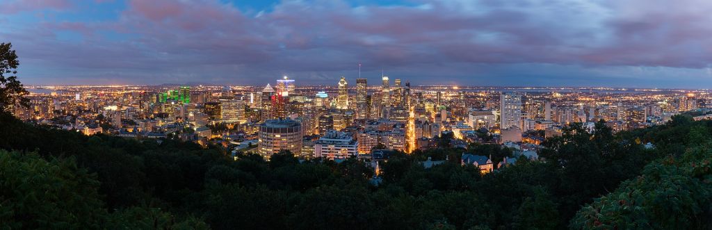 Le centreville de Montréal la nuit depuis le belvédère du mont Royal