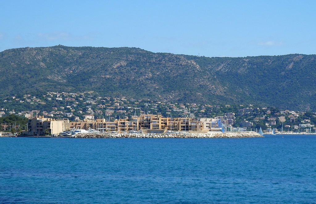 Port de la Favière Bormes les Mimosas Vue du Cap Bénat