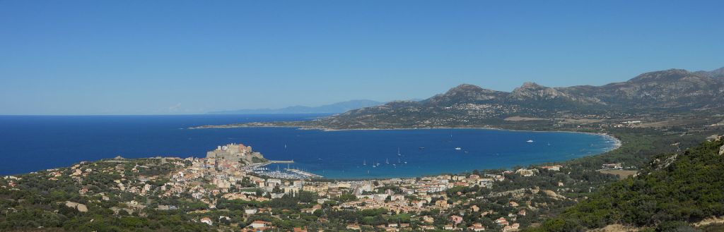 Vue panoramique sur la ville et la baie de Calvi Au loin les montagnes du Cap Corse