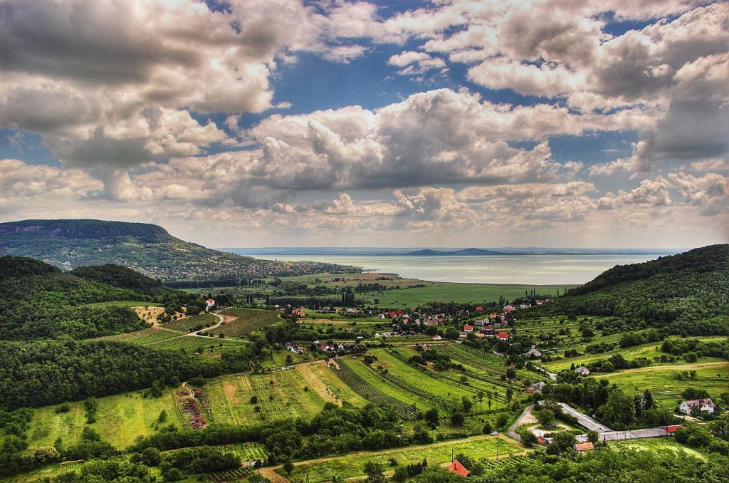 Le lac Balaton avec à gauche le mont Badacsony