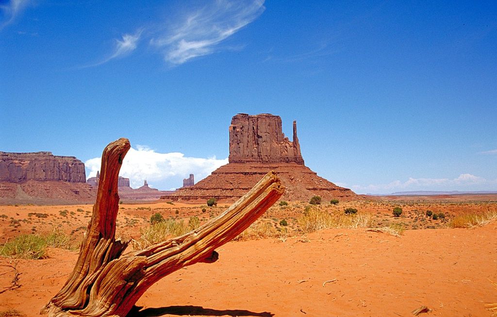 La main gauche Monument Valley vue du sudest en regardant de lArizona vers lUtah