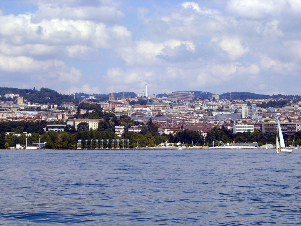 Le Centreville de Lausanne Suisse vu depuis le Lac Léman