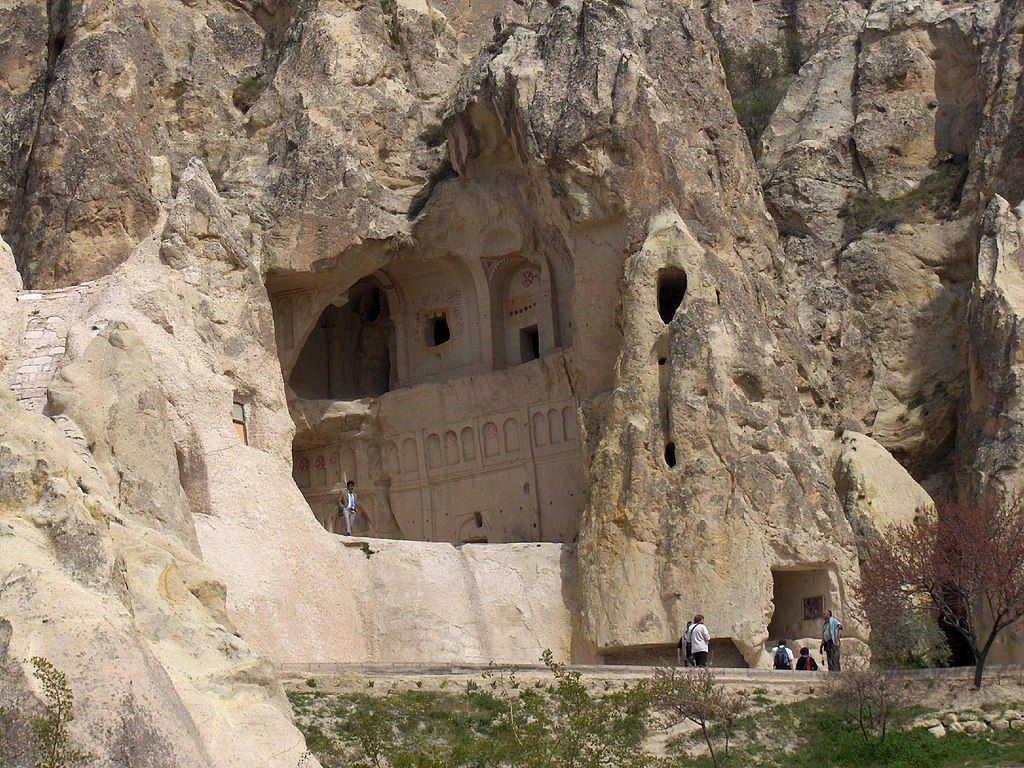 Entrée dune église rupestre Karanlk kilise à Korama aujourdhui Göreme