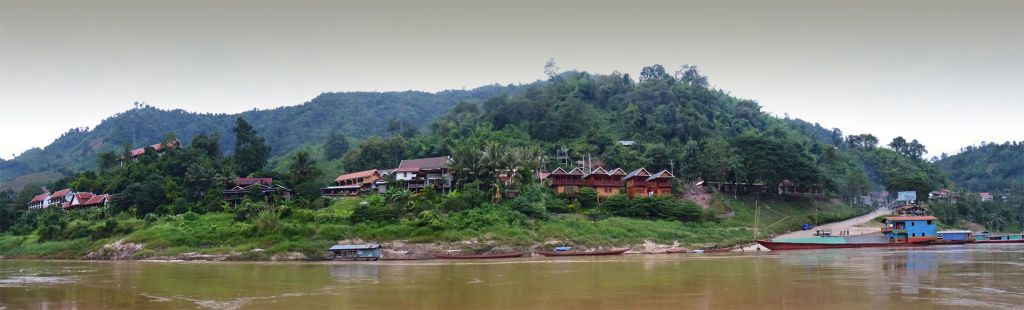 Pak Beng vu depuis le Mékong