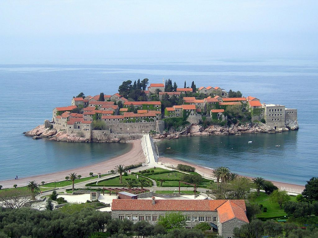 Lîle de Sveti Stefan près de Budva sur le littoral adriatique