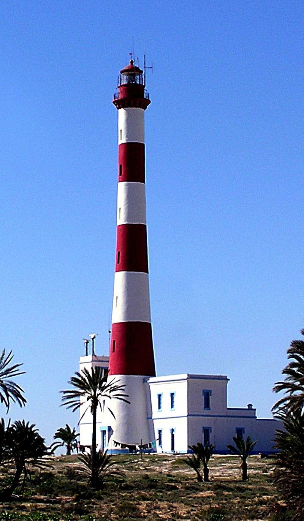 Phare de Taguermess sur lîle de Djerba  Tunisie