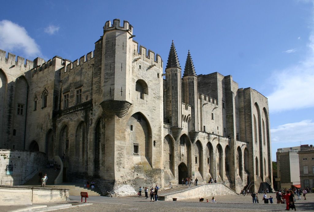 Façade principale du Palais des Papes à Avignon