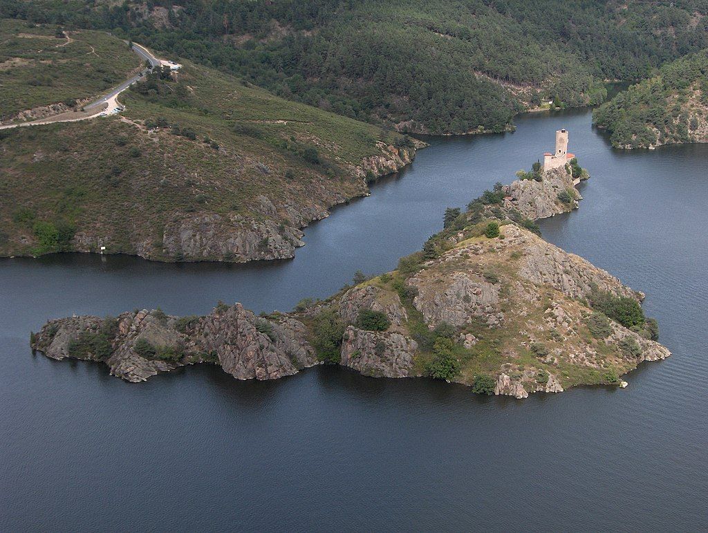 Lac de Grangent dans les Gorges de la Loire