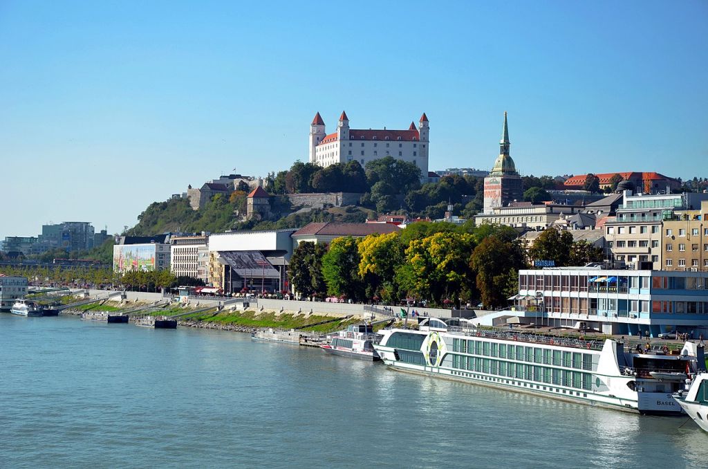 Le château de Brastislava depuis le Danube