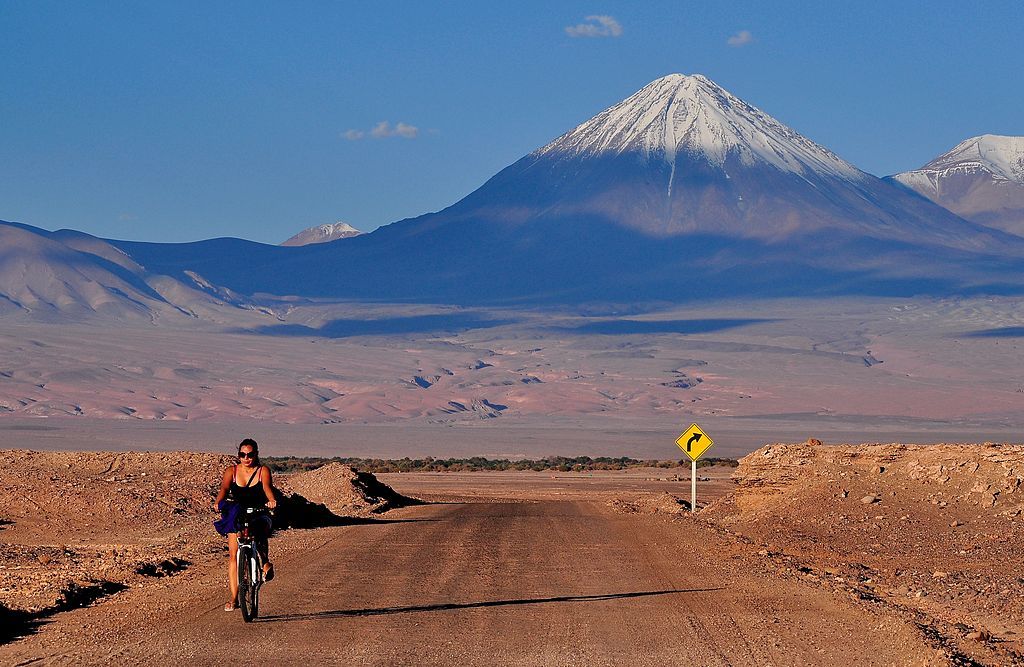 Volcan Licancabur visto desde el Valle de la Luna