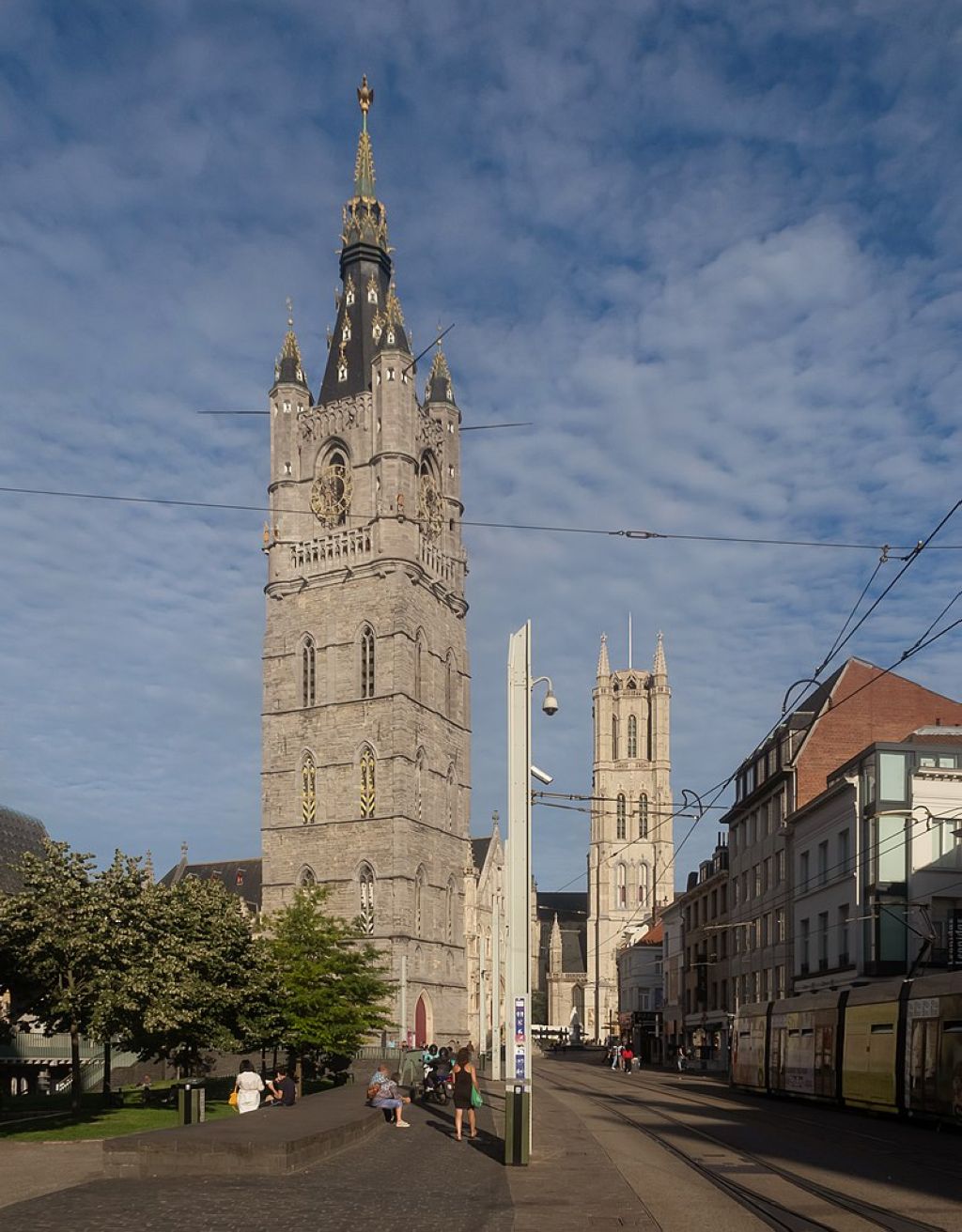 Le beffroi de Gand avec son dragon au sommet et la cathédrale SaintBavon au fond