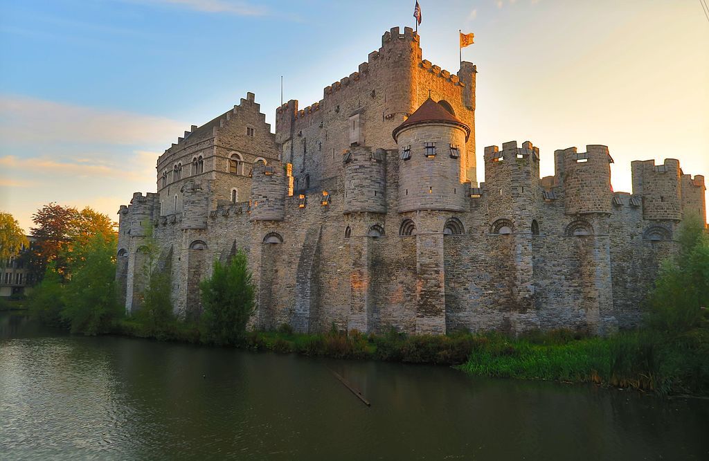 Le château des comtes de Flandre entouré deau en centreville