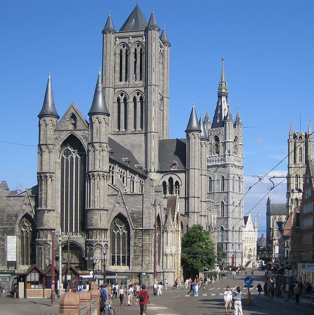 Vue du centre historique de Gand avec ses trois hautes tours médiévales depuis le pont SaintMichel