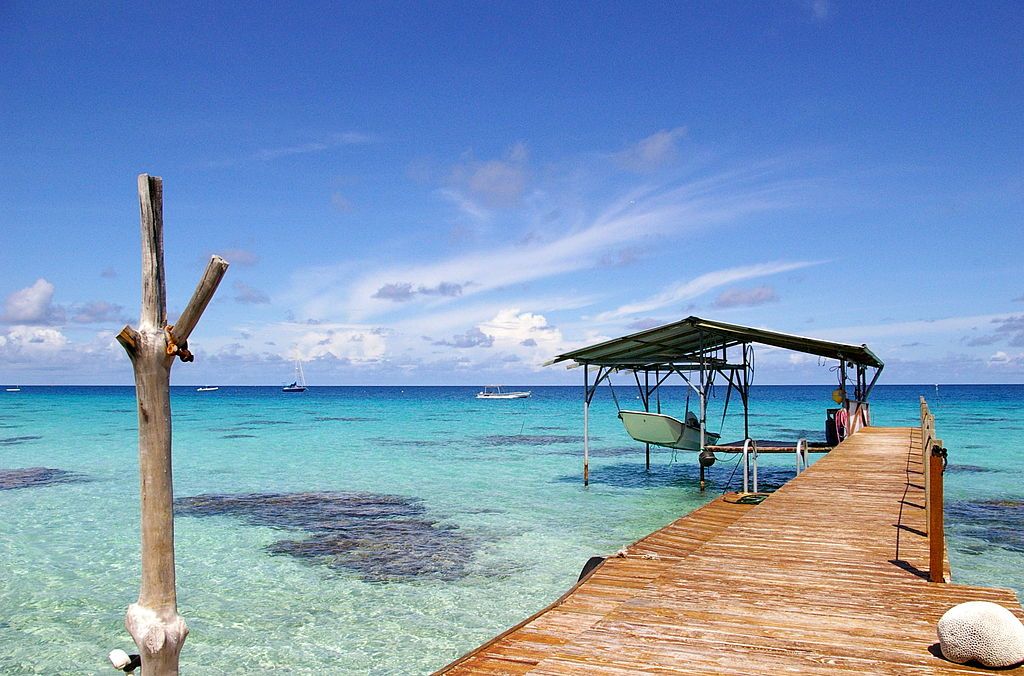 lagon intérieur de Fakarava depuis un ponton proche du village de Rotoava Tuamotu Polynesie française