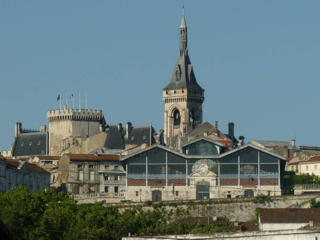 Hôtel de ville dAngoulême France et marché couvert