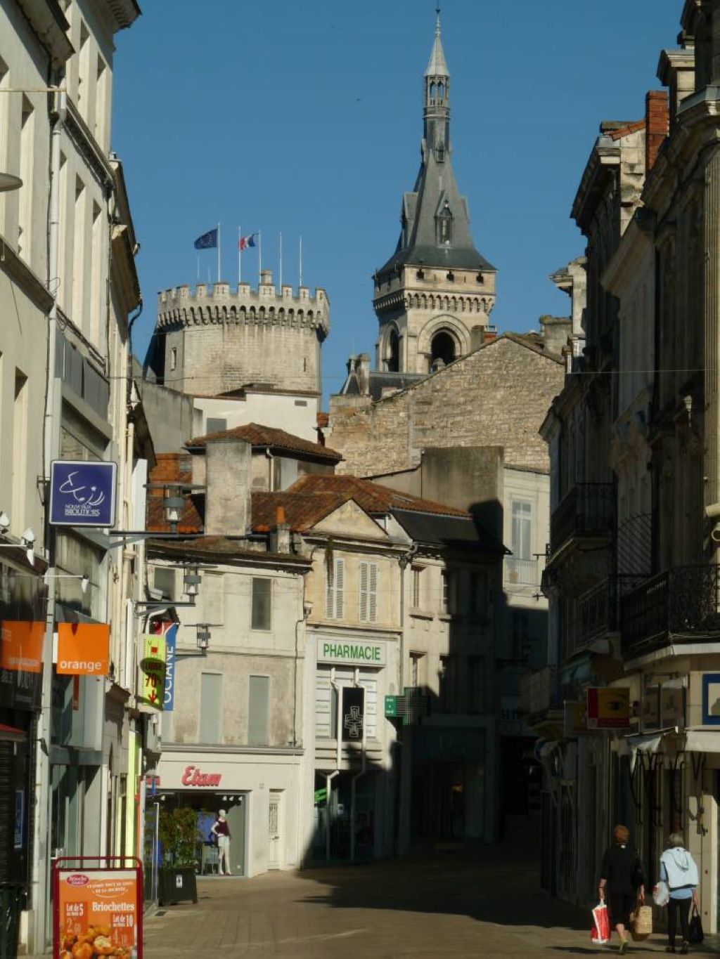 Hôtel de ville dAngoulême France et rue piétonne