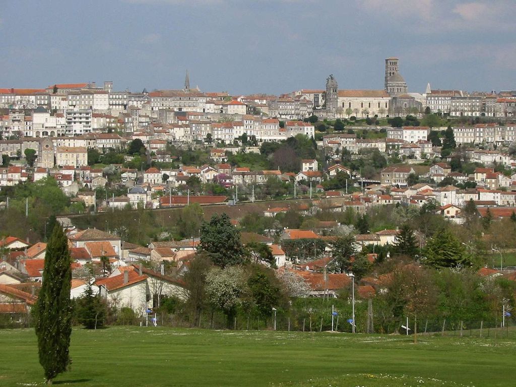 Angoulême vue depuis le golf de lHirondelle