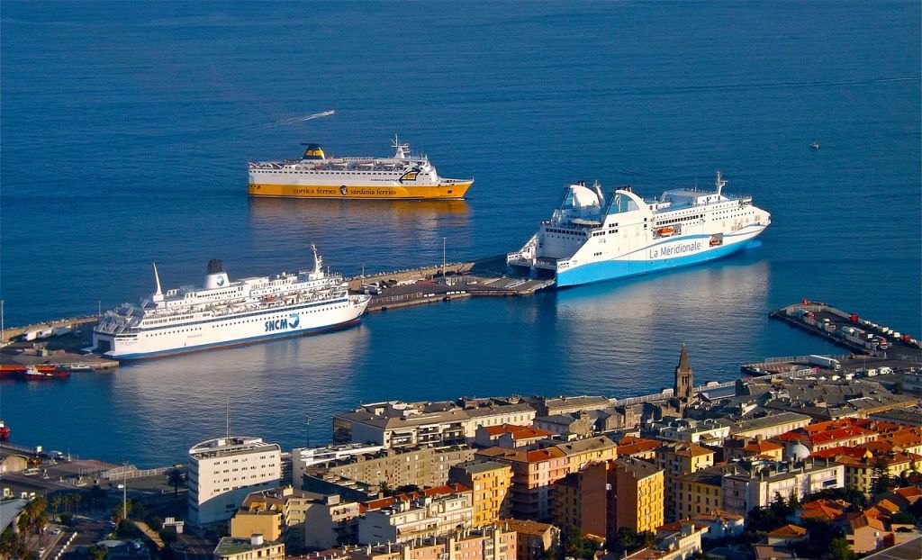 Le port de Bastia avec les Île de Beauté
