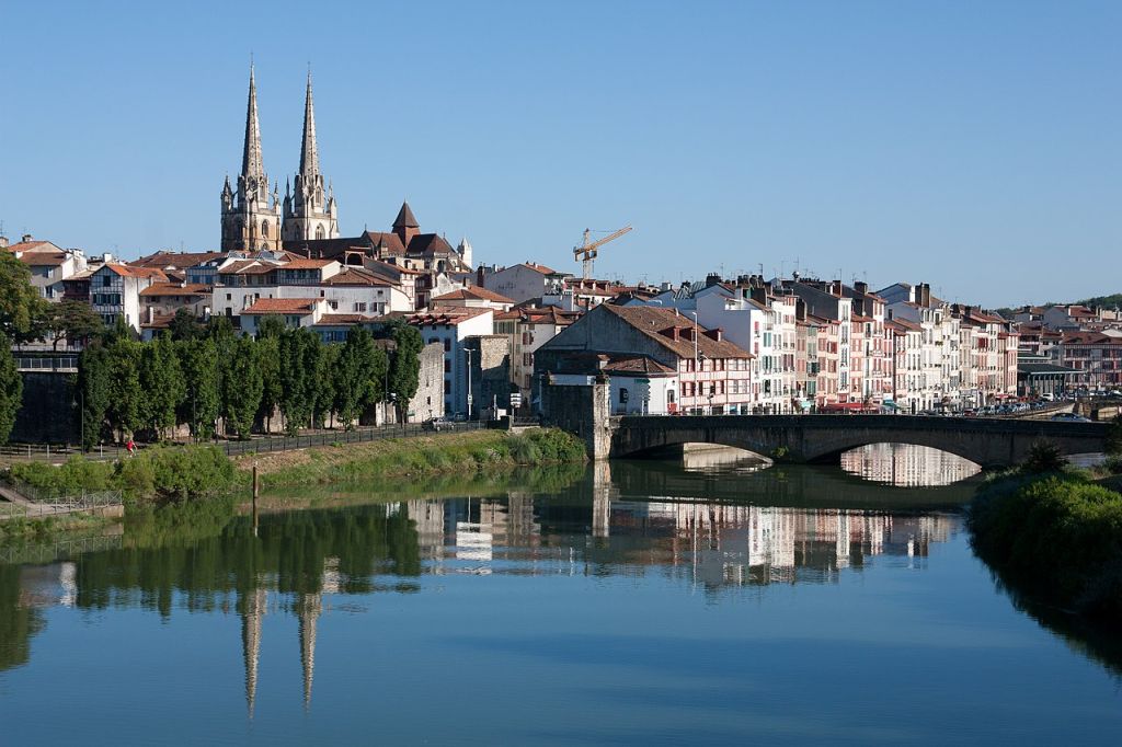 Centre historique de la ville de Bayonne vu du club house de l Aviron Bayonnais