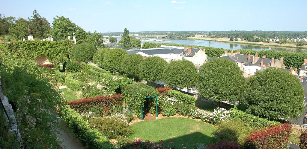 À Blois LoiretCher France  roseraie des jardins de lévêché aujourdhui hôtel de ville