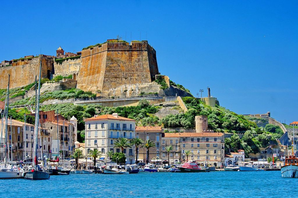 Vue de la hauteville de Bonifacio depuis la marine