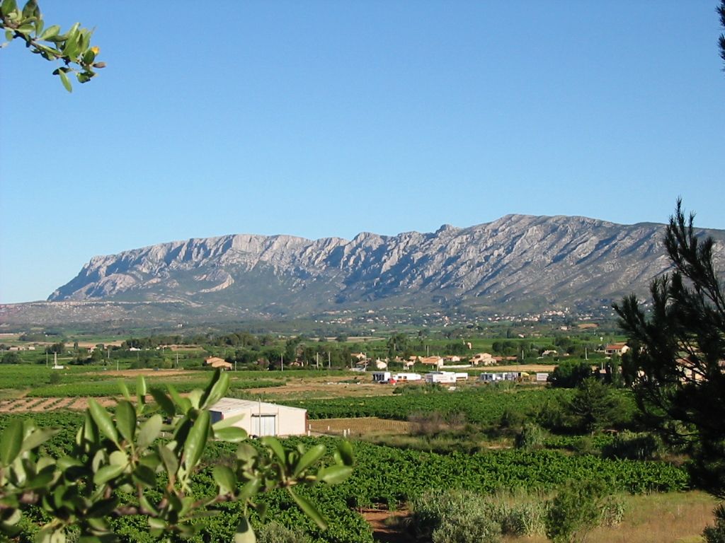Vue prise depuis les moulins SaintPierre à Pourrières dans le Var