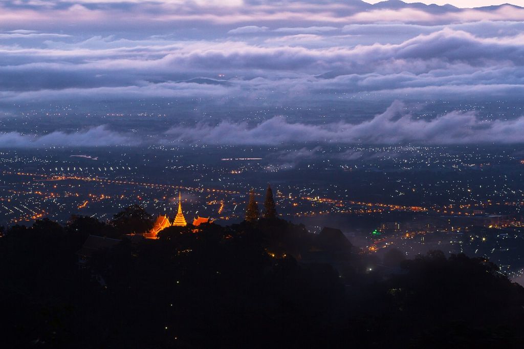 Temple de Doi Suthep à laube avec vue sur la ville de Chiang Mai