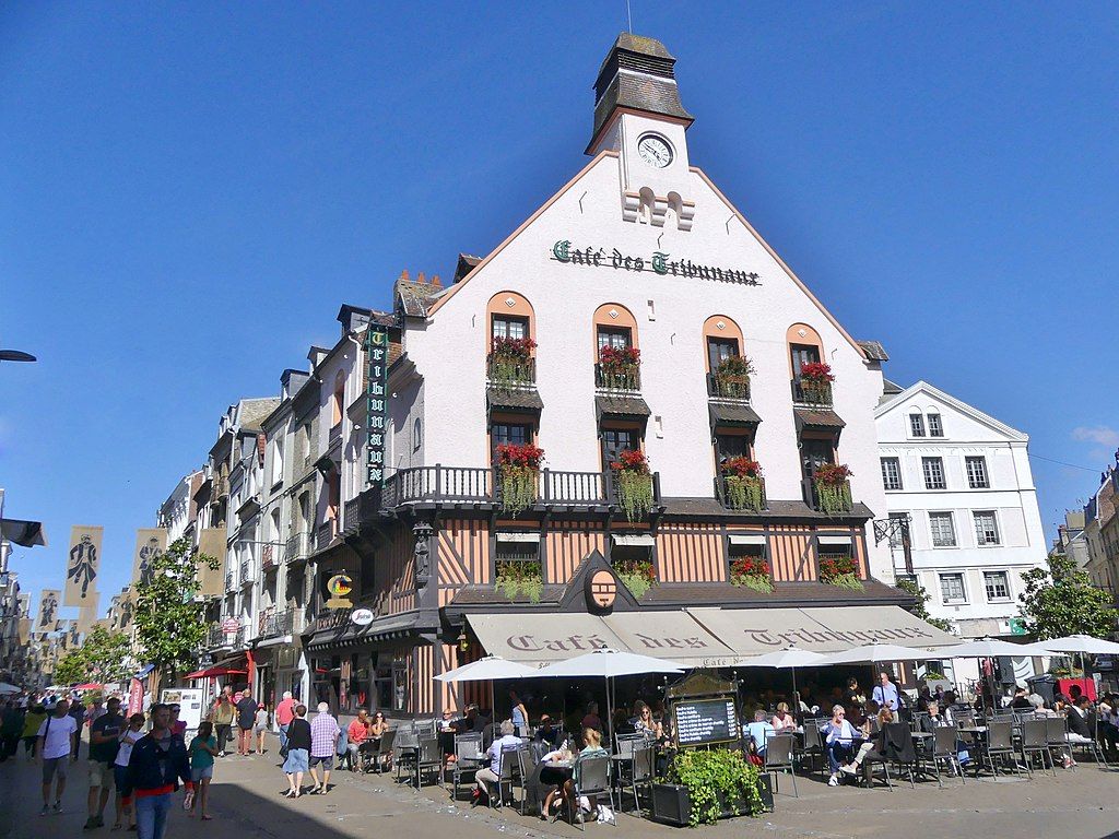 Vue du bâtiment du Café des Tribunaux à Dieppe en Normandie