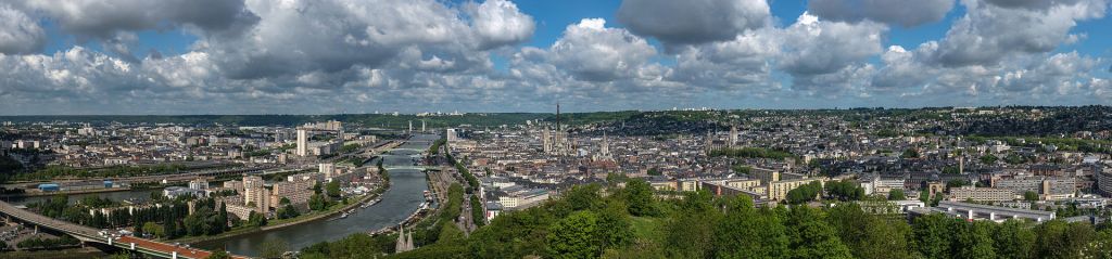 Vue panoramique de la ville traversée par la Seine