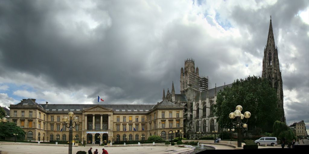 Lhôtel de ville de Rouen contigu à labbatiale SaintOuen