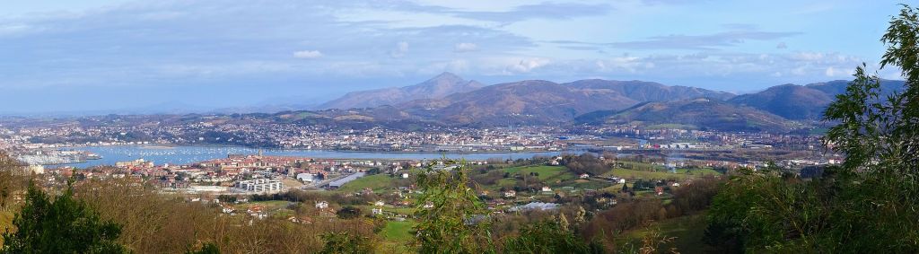 La baie de Chigundy  Hendaye Hondarribia Irun et au fond la Rhune France PyrénéesAtlantiques