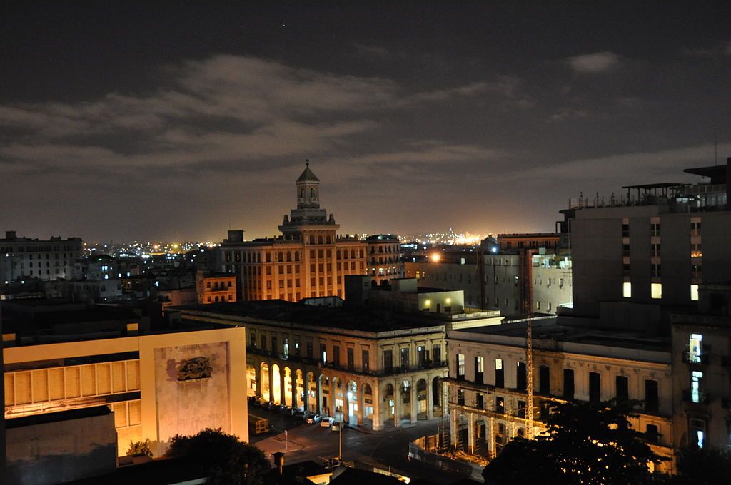 La Havane de nuit vue depuis lhôtel Sevilla